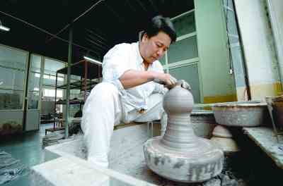 陶瓷艺人手工再现“耀州窑倒装壶”千年技艺
